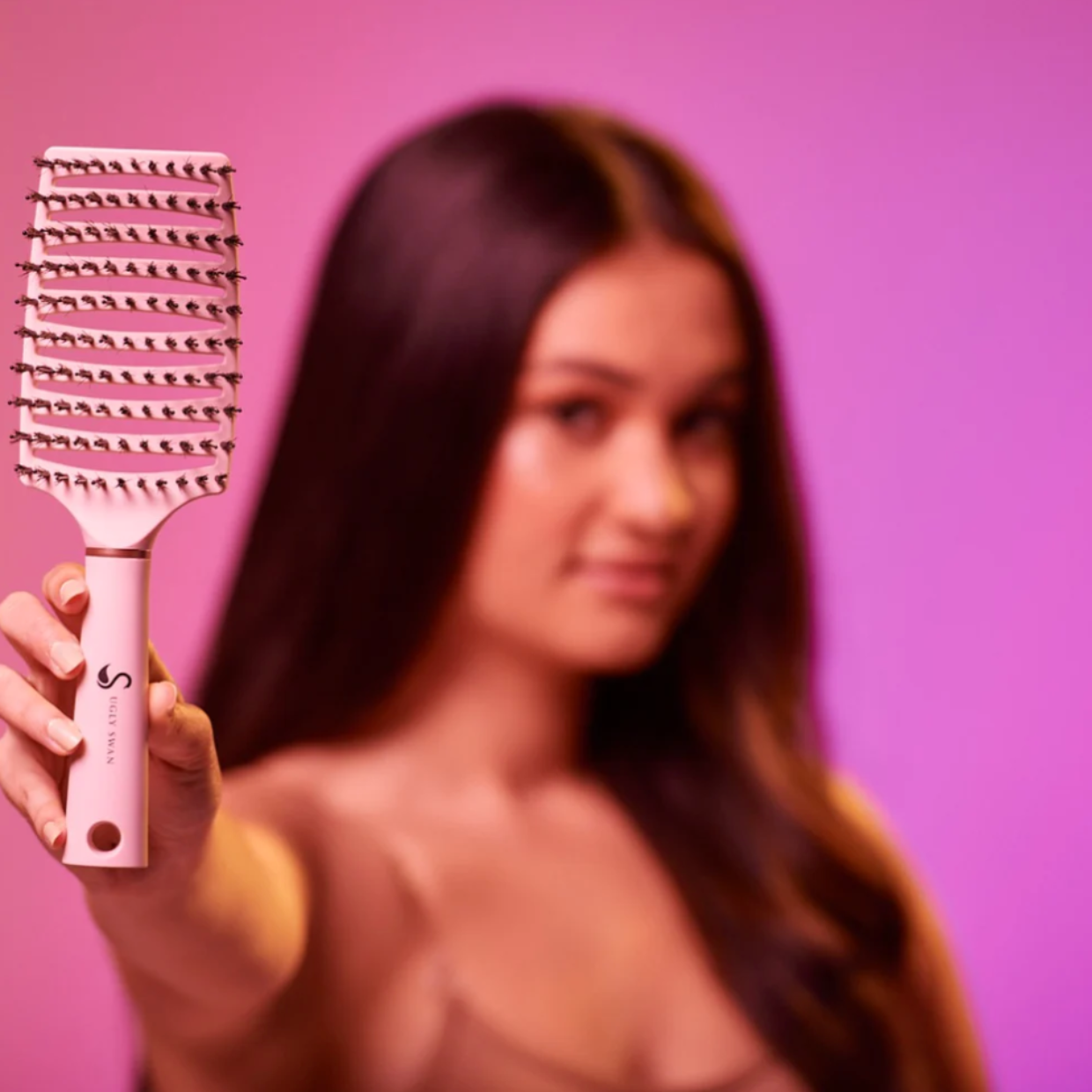 Maxi Ugly Swan Detangling Brush in Wild Flamingo