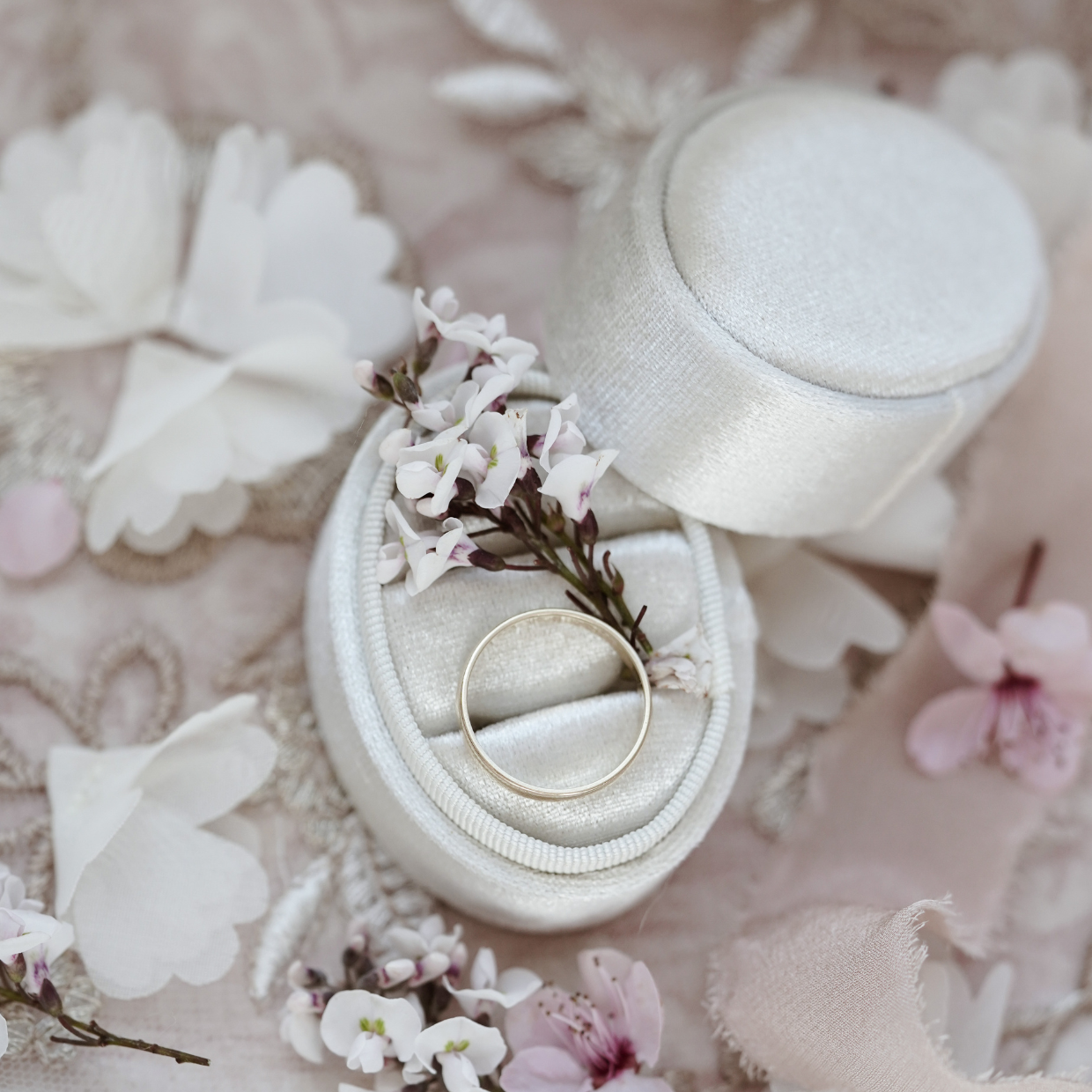 Oval 2 Ring Box in White