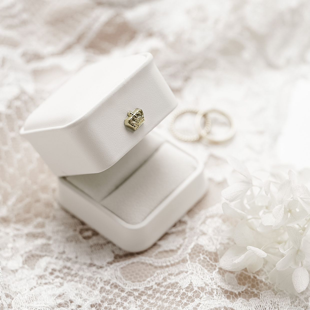 Ring Box in White Leather